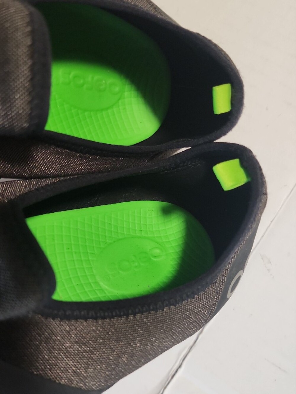 OOFOS Black Slip-On Clogs with Green Insole - Picture 7 of 10
